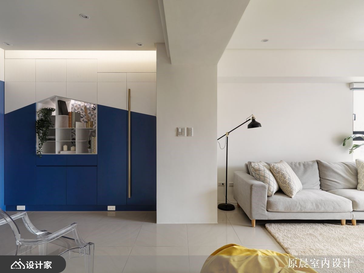蓝白色调X几何切割展示柜，打造宽敞明亮现代风私宅