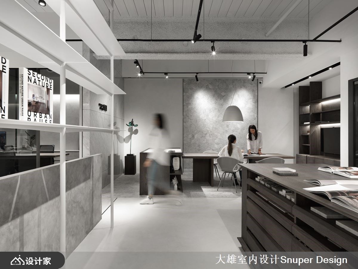 时尚裸设计无限延伸,玻璃、层板展示收纳创造简约现代工作室