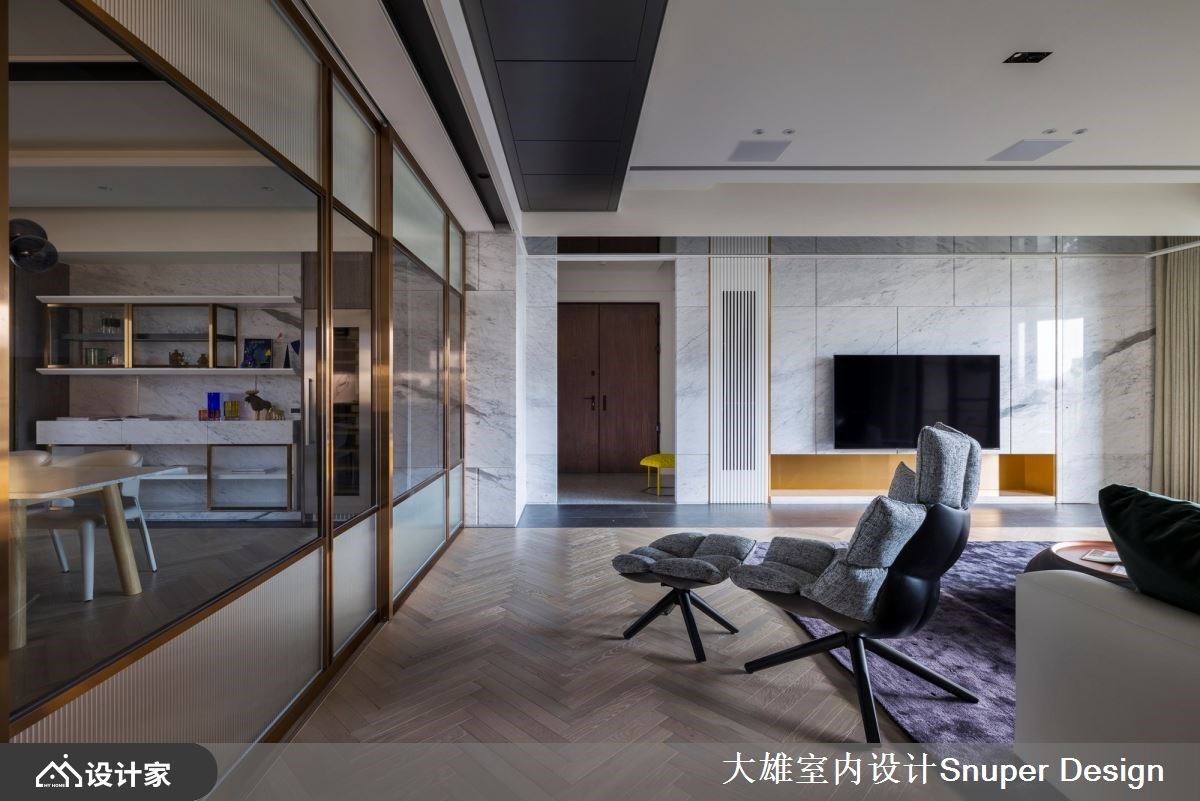 在山林与都市间取得平衡！水磨石地砖、人字拼木地板踏出现代风豪宅的温度