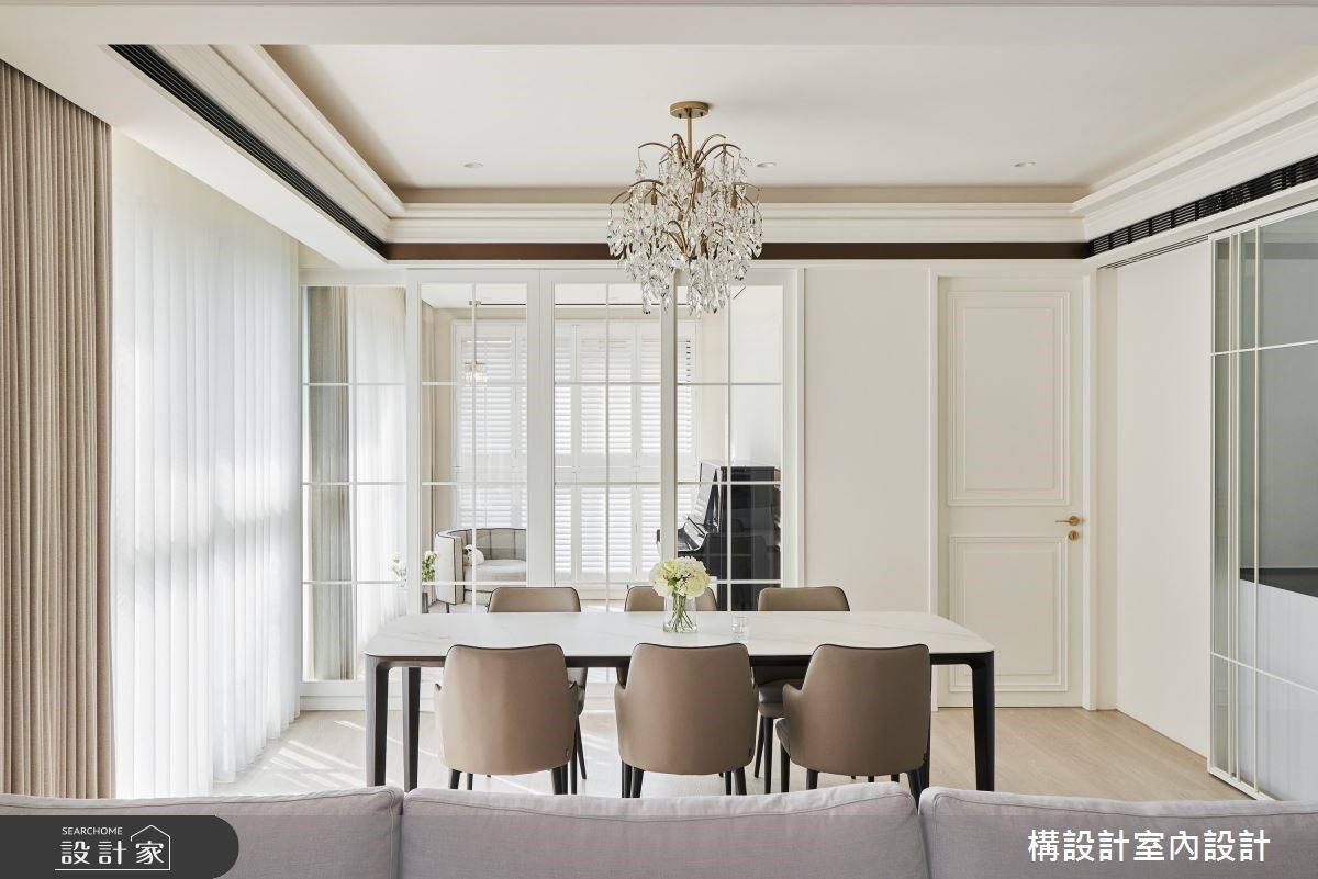 新古典妆点 50 坪中古屋！依循梁柱划分空间，玻璃拉门与百叶窗取代隔间墙让全室沐浴阳光